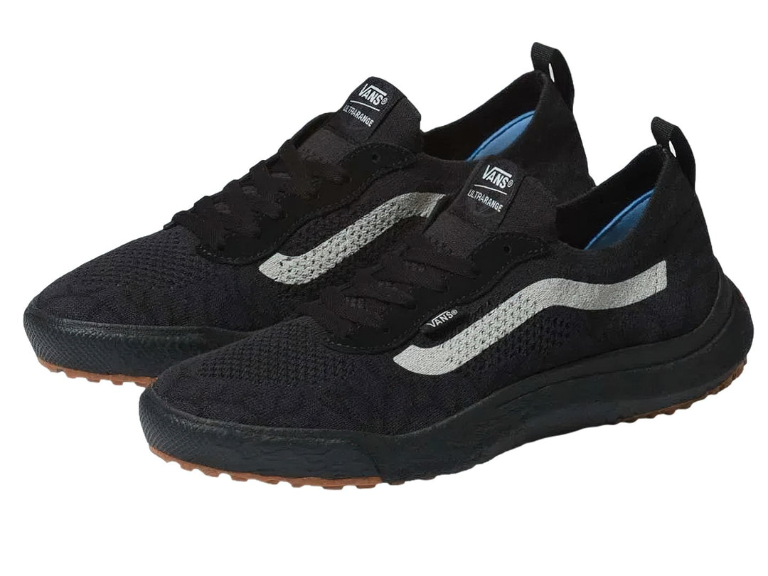 Tenis VANS UltraRange VR3 color negro con franja lateral blanca y suela marrón.