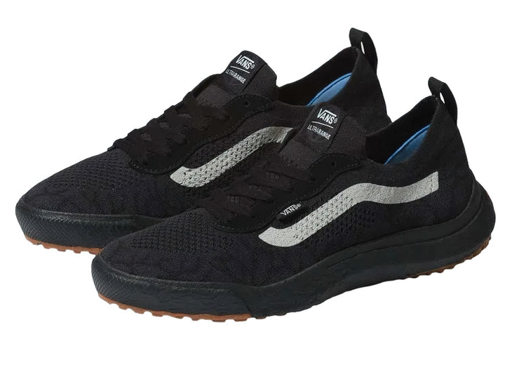 Tenis VANS UltraRange VR3 color negro con franja lateral blanca y suela marrón.