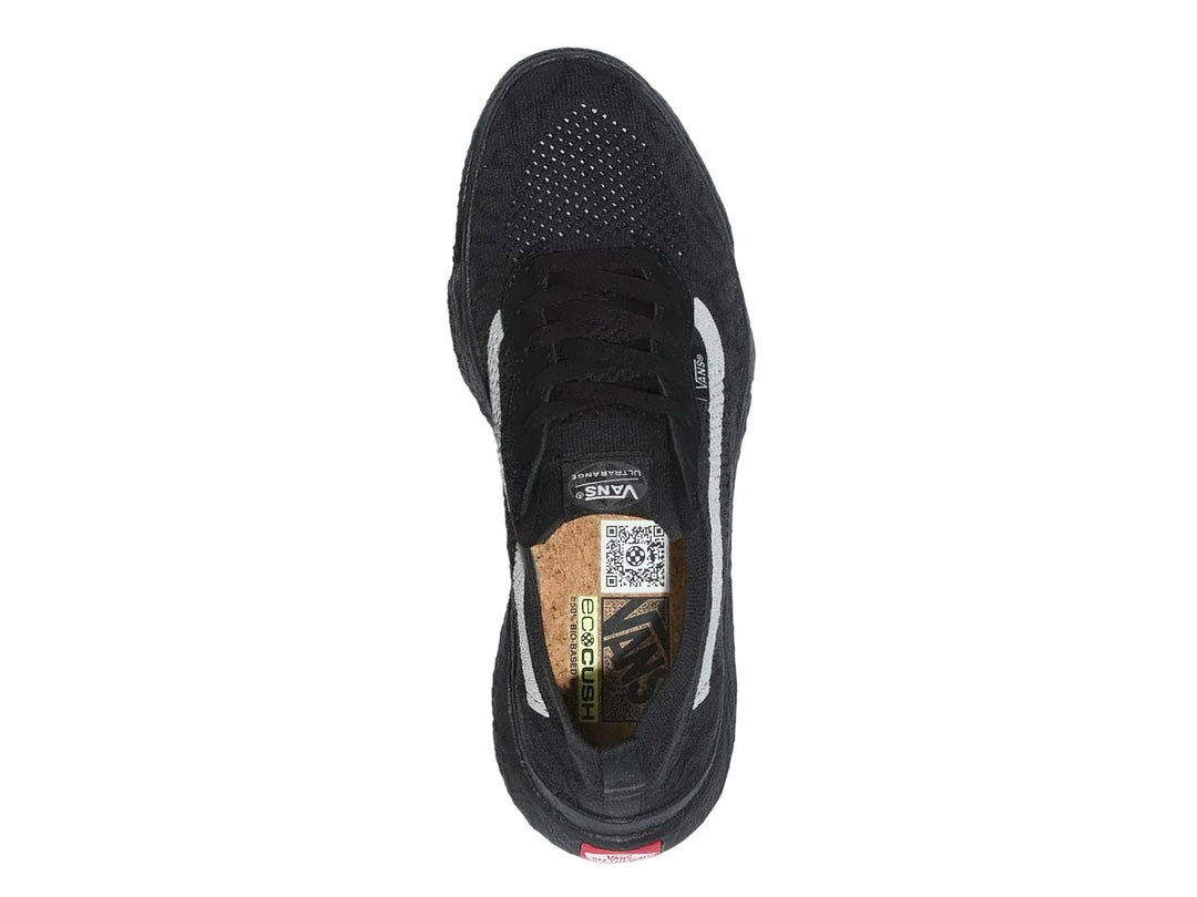 Tenis VANS UltraRange VR3 color negro con franja lateral blanca y suela marrón.