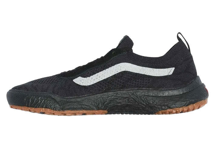 Tenis VANS UltraRange VR3 color negro con franja lateral blanca y suela marrón.