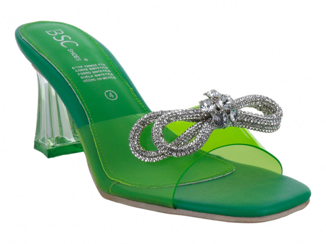 Sandalia de tacón alto color verde con moño de brillantes y tacón transparente.
