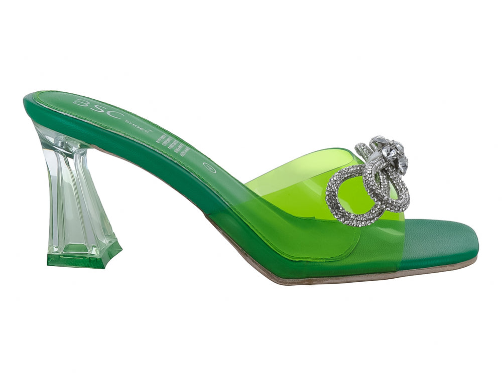 Sandalia de tacón alto color verde con moño de brillantes y tacón transparente.