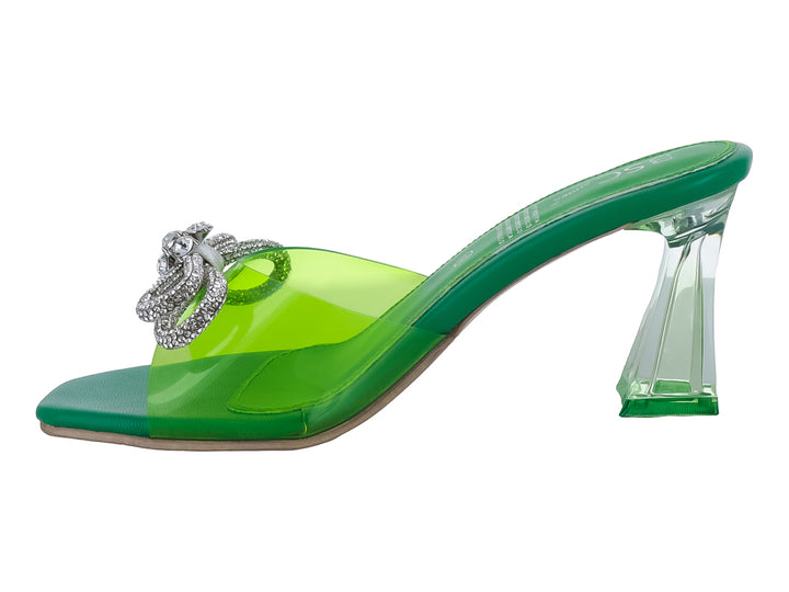 Sandalia de tacón alto color verde con moño de brillantes y tacón transparente.