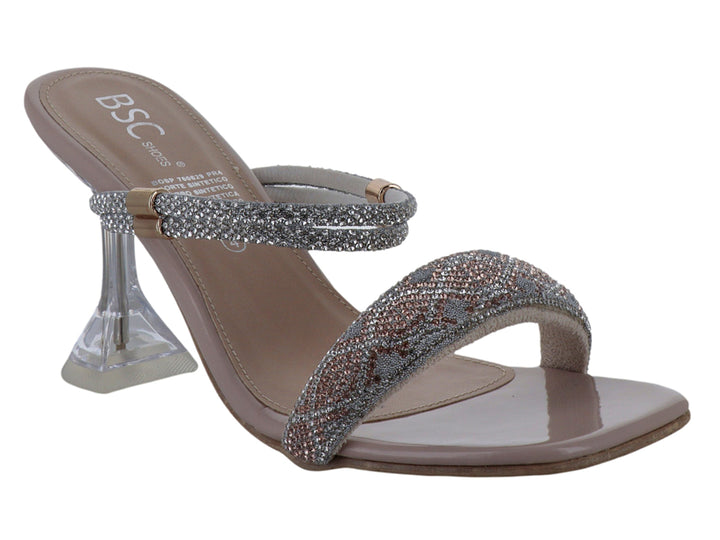 Sandalias color maquillaje con tiras brillantes y tacón cuadrado transparente de la marca BSC Shoes.