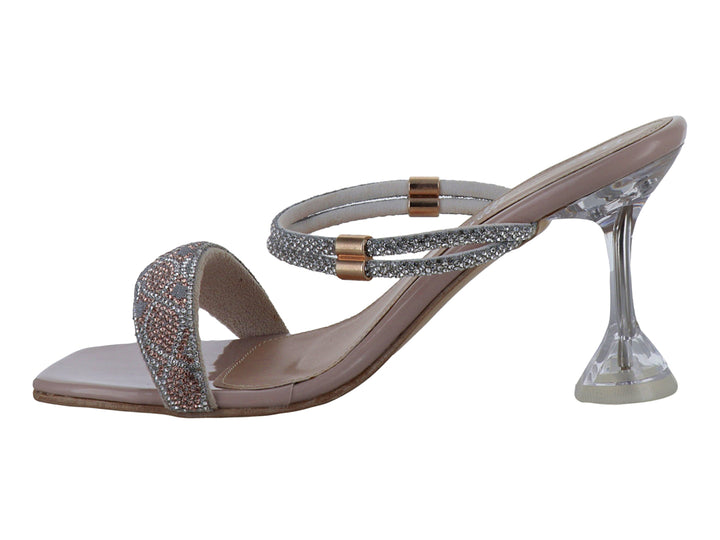 Sandalias color maquillaje con tiras brillantes y tacón cuadrado transparente de la marca BSC Shoes.