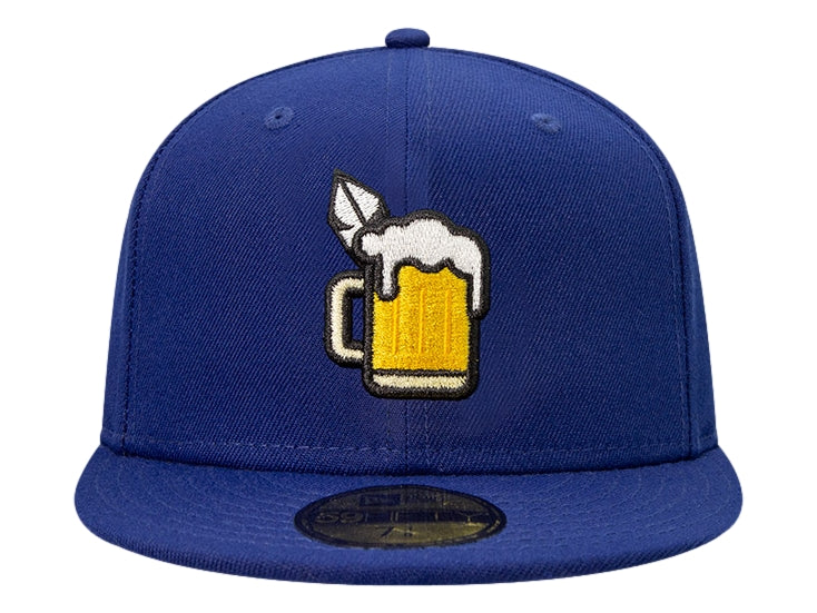 Gorra de béisbol New Era color azul brillante con bordado de jarra de cerveza en el frente.