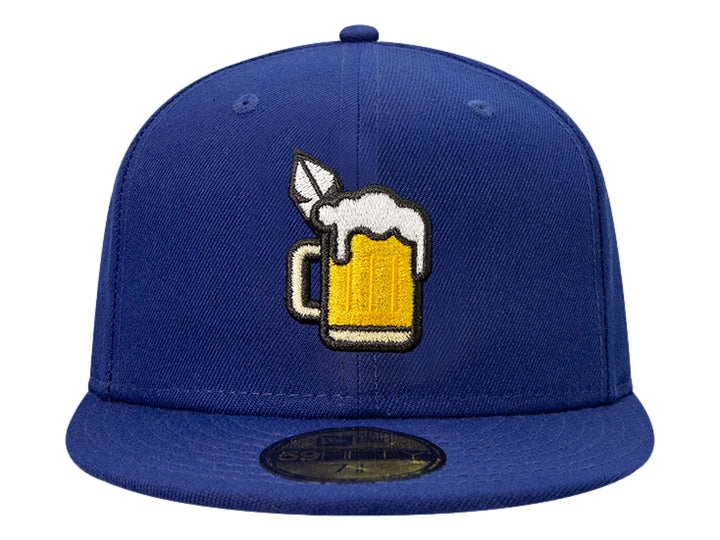 Gorra de béisbol New Era color azul brillante con bordado de jarra de cerveza en el frente.