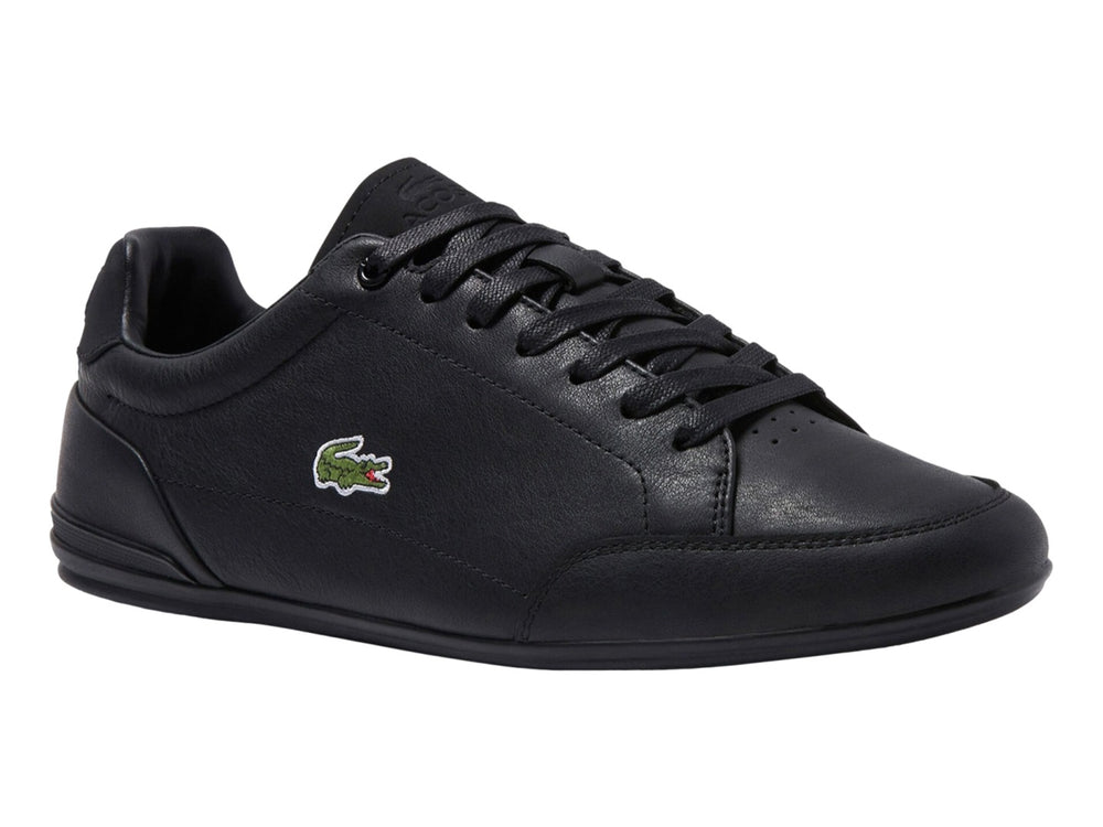 Tenis Lacoste Chaymon color negro con diseño minimalista y suela plana.