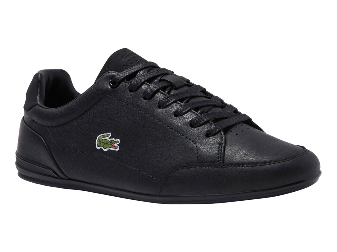 Tenis Lacoste Chaymon color negro con diseño minimalista y suela plana.