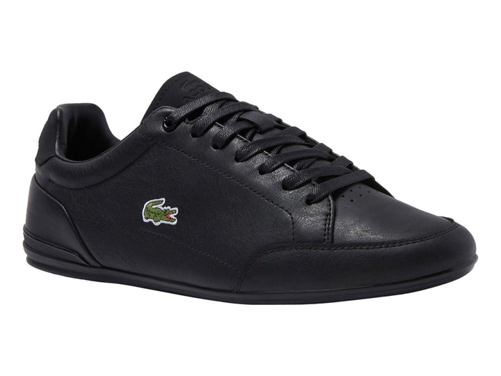 Tenis Lacoste Chaymon color negro con diseño minimalista y suela plana.