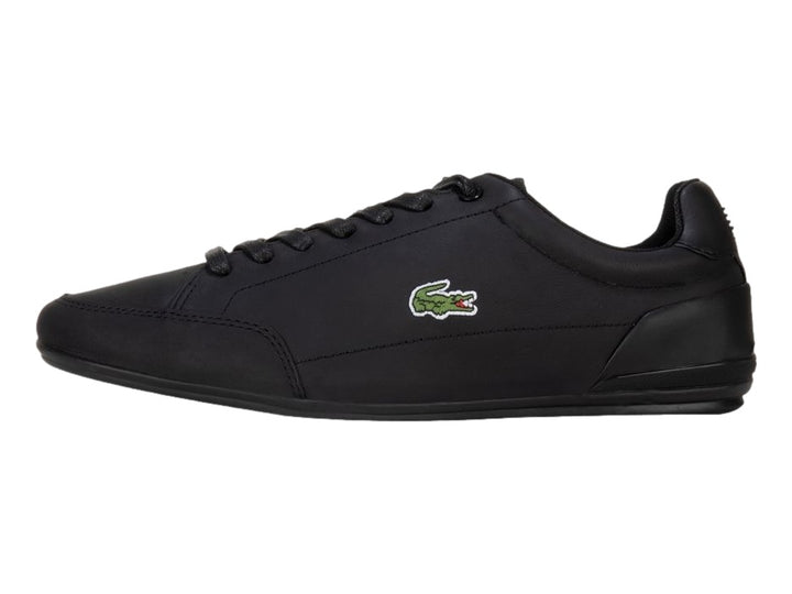 Tenis Lacoste Chaymon color negro con diseño minimalista y suela plana.