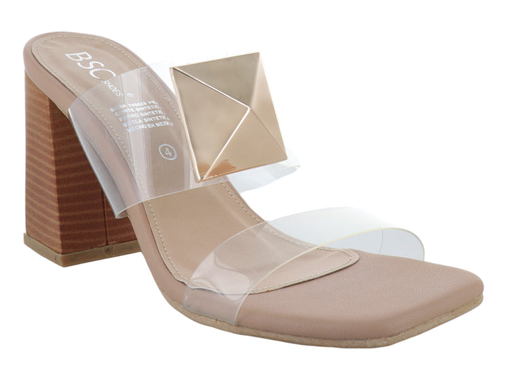 Sandalia de tacón cuadrado color beige con correas transparentes y un adorno geométrico dorado en la parte superior.