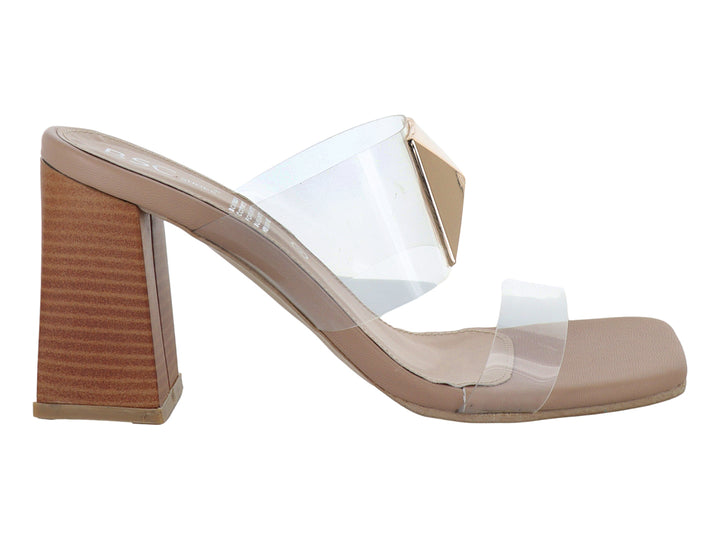 Sandalia de tacón cuadrado color beige con correas transparentes y un adorno geométrico dorado en la parte superior.