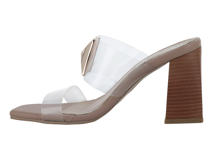 Sandalia de tacón cuadrado color beige con correas transparentes y un adorno geométrico dorado en la parte superior.