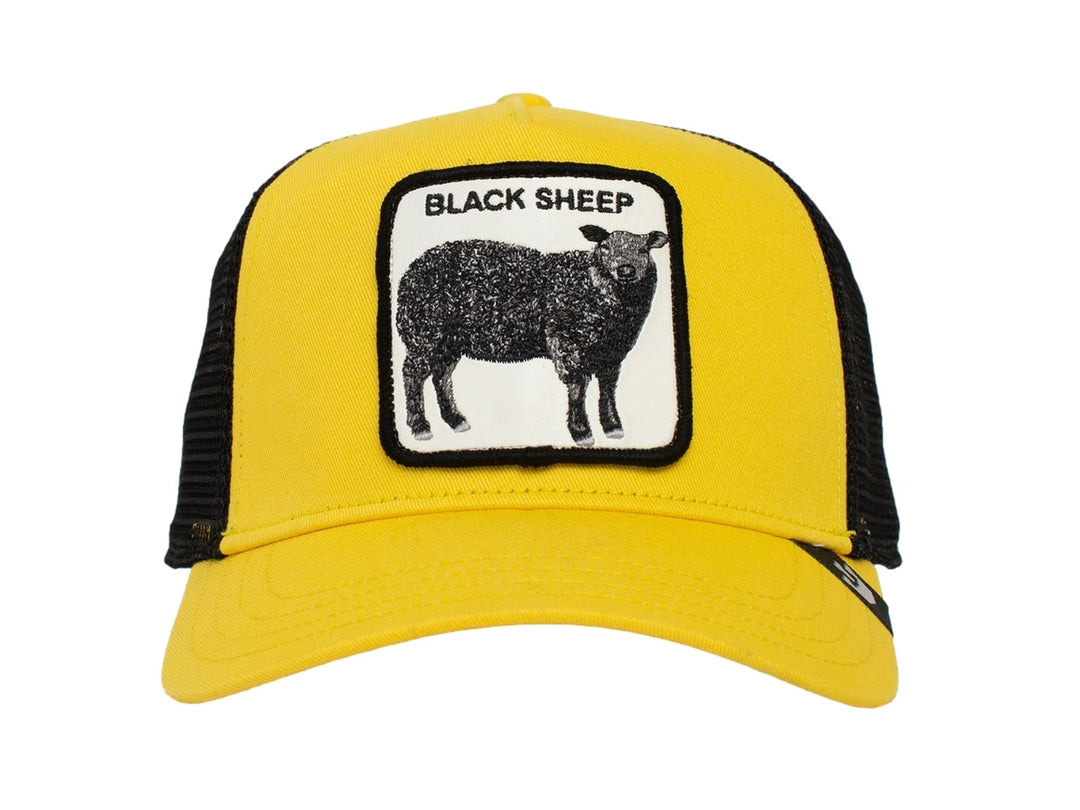 Gorra Goorin Bros color amarillo y negro con un parche frontal de una oveja negra y texto BLACK SHEEP.