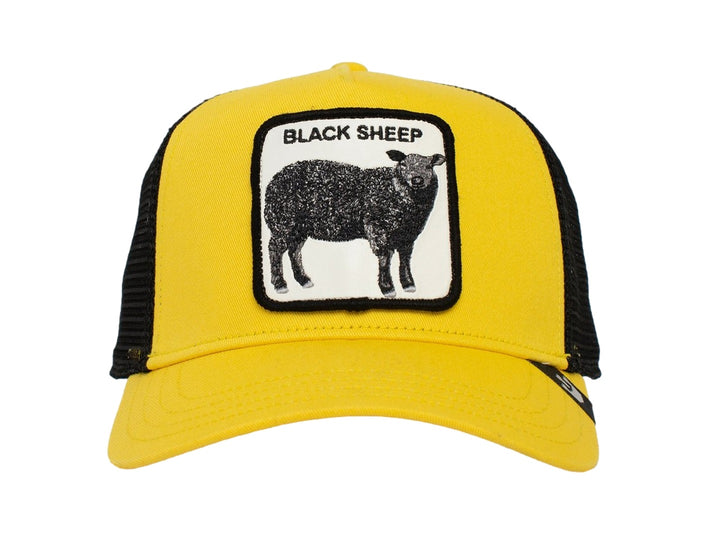 Gorra Goorin Bros color amarillo y negro con un parche frontal de una oveja negra y texto BLACK SHEEP.