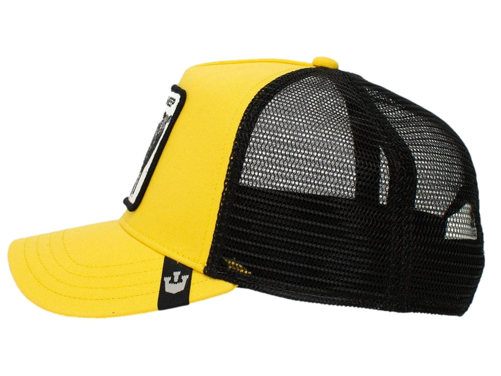 Gorra Goorin Bros color amarillo y negro con un parche frontal de una oveja negra y texto BLACK SHEEP.