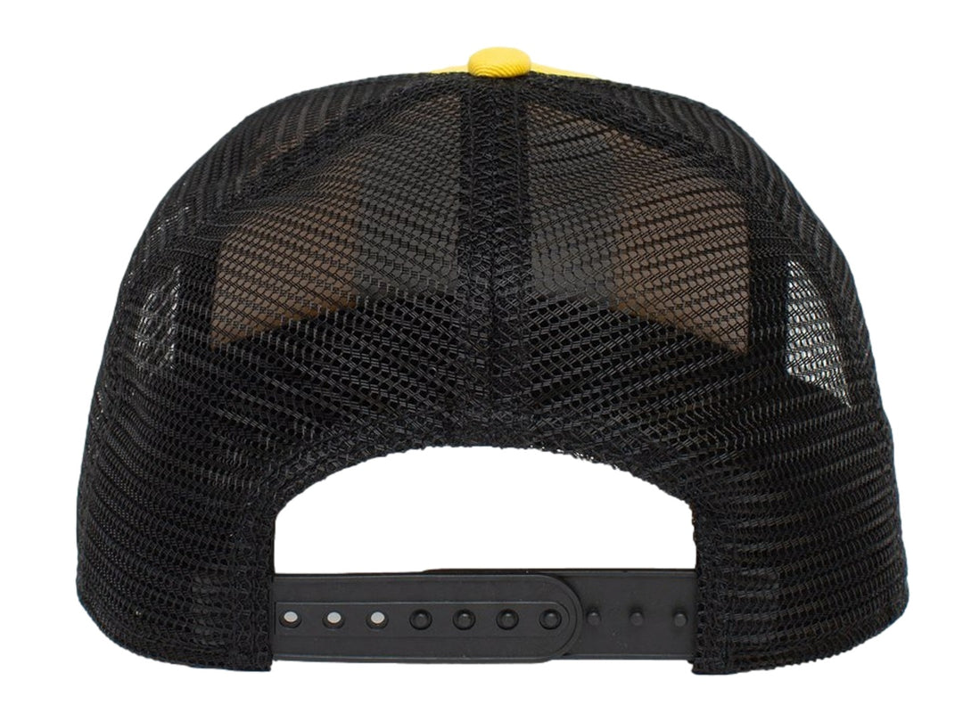 Gorra Goorin Bros color amarillo y negro con un parche frontal de una oveja negra y texto BLACK SHEEP.