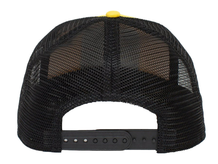 Gorra Goorin Bros color amarillo y negro con un parche frontal de una oveja negra y texto BLACK SHEEP.