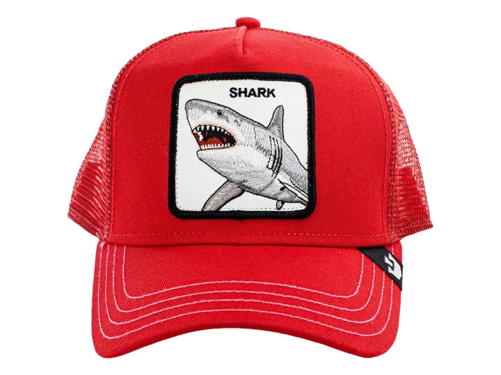 Gorra roja de malla con parche frontal de un tiburón y texto SHARK.