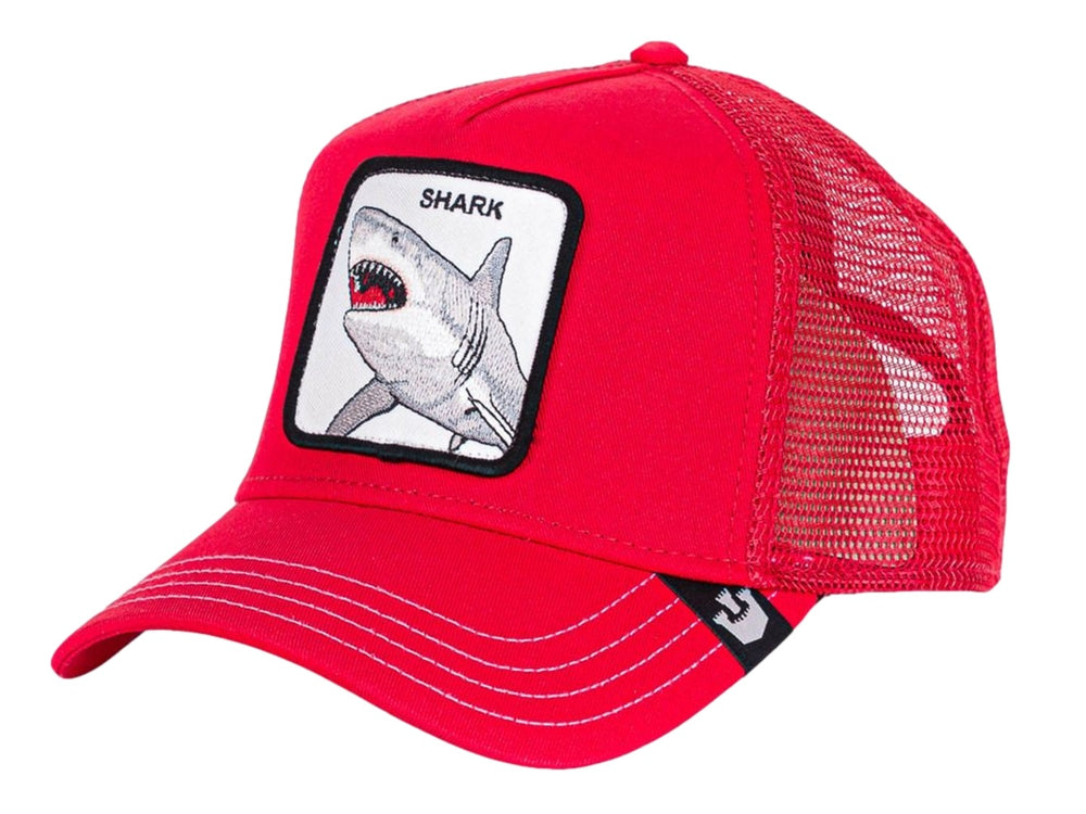 Gorra roja de malla con parche frontal de un tiburón y texto SHARK.