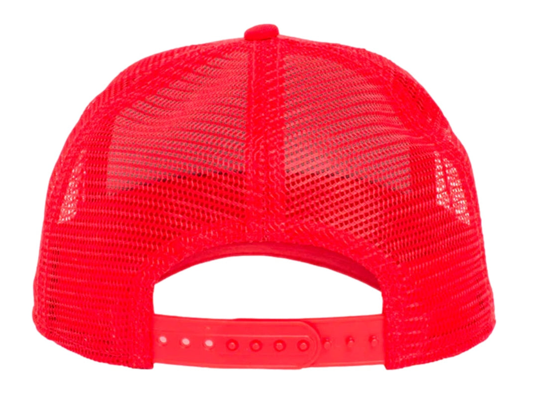 Gorra roja de malla con parche frontal de un tiburón y texto SHARK.