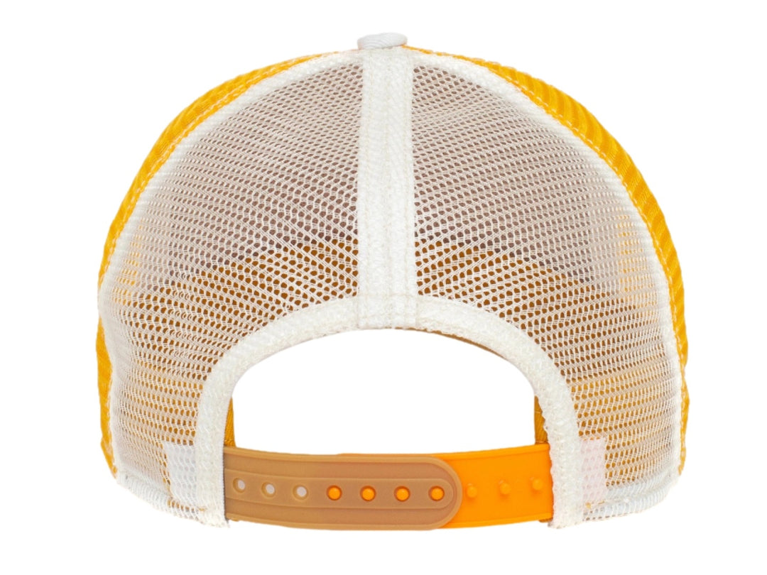Gorra Goorin Bros color naranja con malla blanca y un parche frontal bordado de un pez payaso.