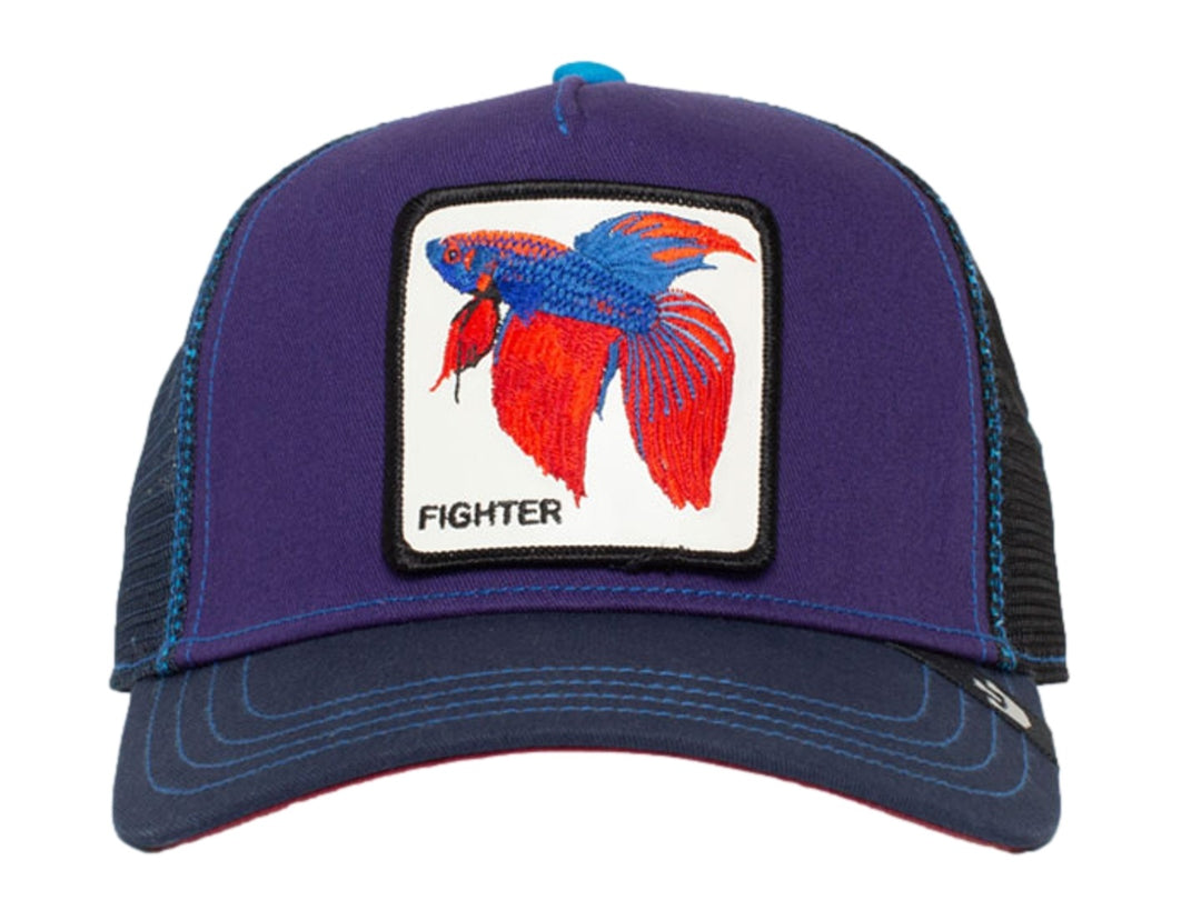 Gorra azul de Goorin Bros con parche frontal bordado de un pez Betta Siam y texto Fighter.