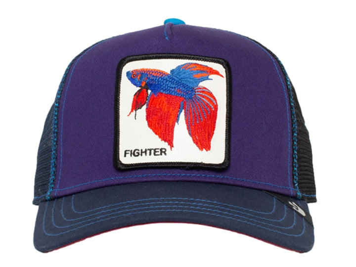 Gorra azul de Goorin Bros con parche frontal bordado de un pez Betta Siam y texto Fighter.