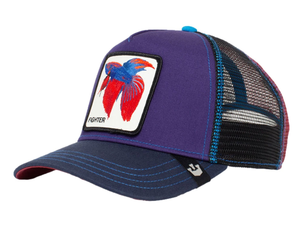 Gorra azul de Goorin Bros con parche frontal bordado de un pez Betta Siam y texto Fighter.