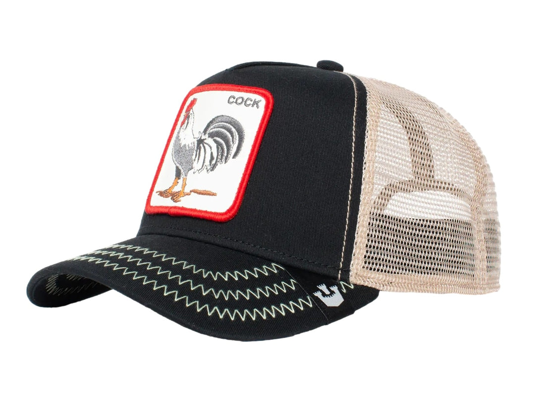 Gorra Goorin Bros color negro con malla beige y un parche frontal bordado de un gallo blanco sobre fondo blanco.