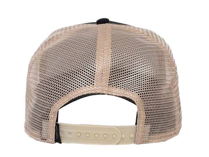 Gorra Goorin Bros color negro con malla beige y un parche frontal bordado de un gallo blanco sobre fondo blanco.