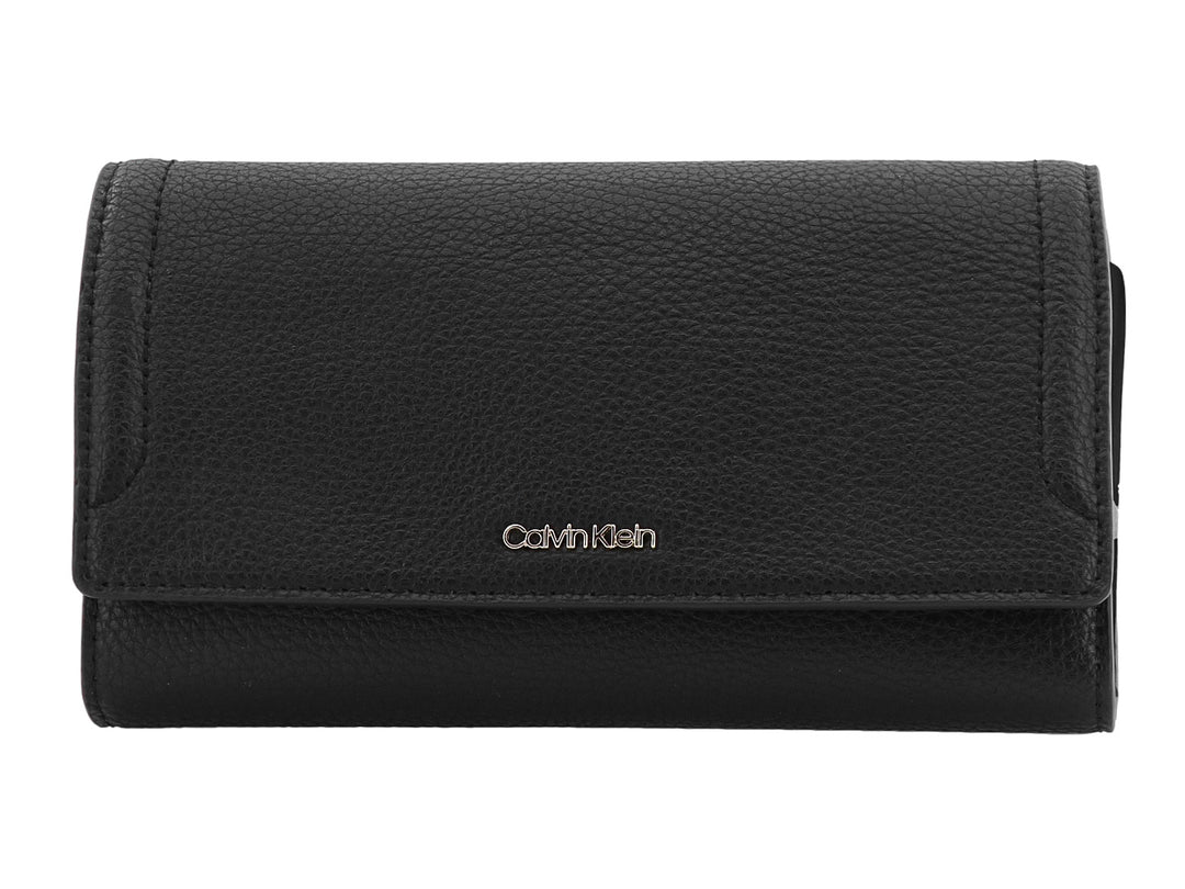 Cartera trifold de cuero color negro con logotipo de Calvin Klein en metal plateado.
