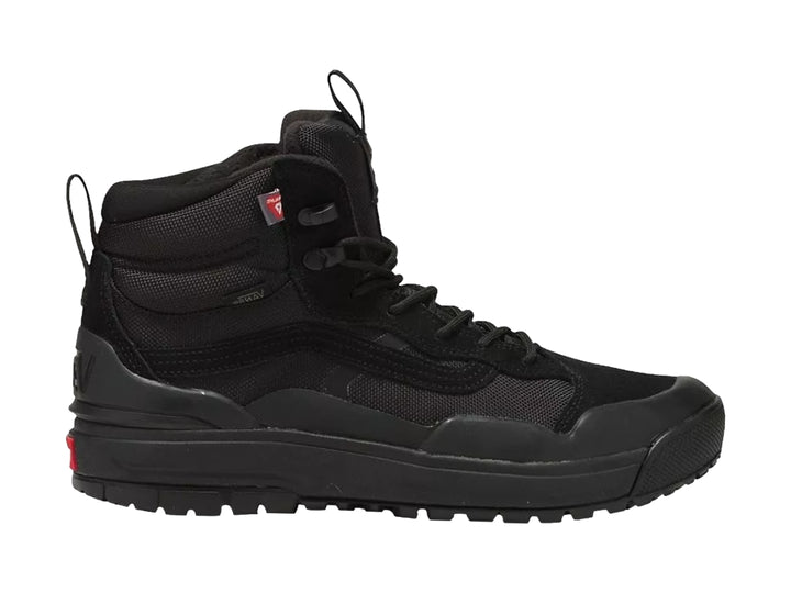 Zapato deportivo Vans UltraRange EXO color negro, estilo botín con suela robusta y cordones.