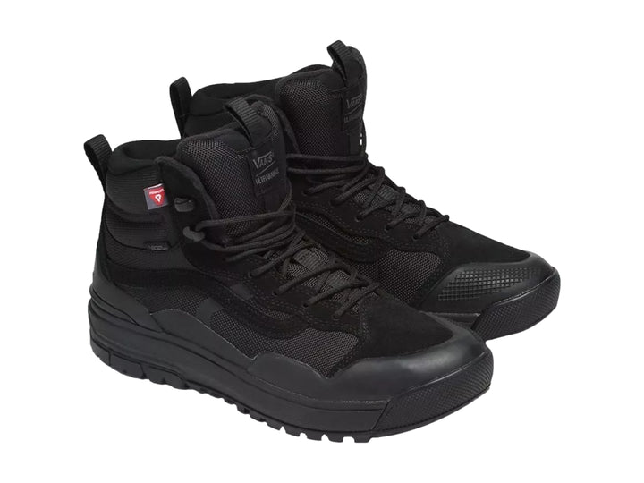 Zapato deportivo Vans UltraRange EXO color negro, estilo botín con suela robusta y cordones.