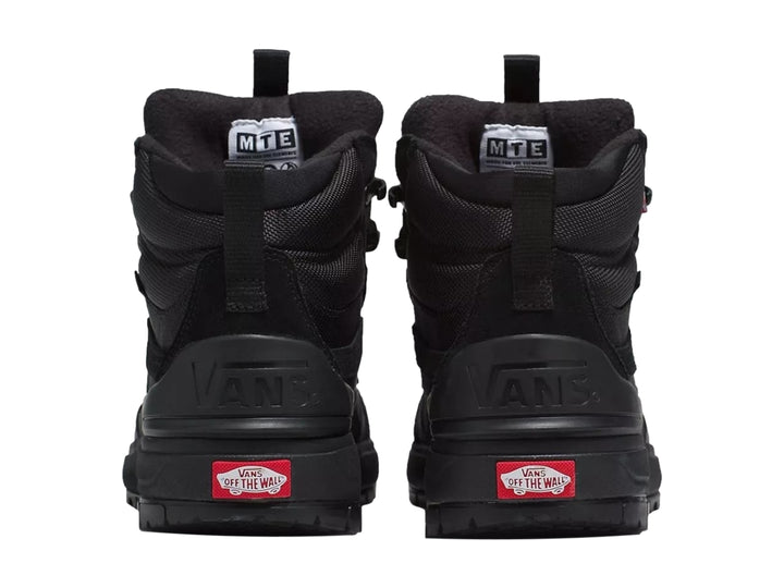 Zapato deportivo Vans UltraRange EXO color negro, estilo botín con suela robusta y cordones.