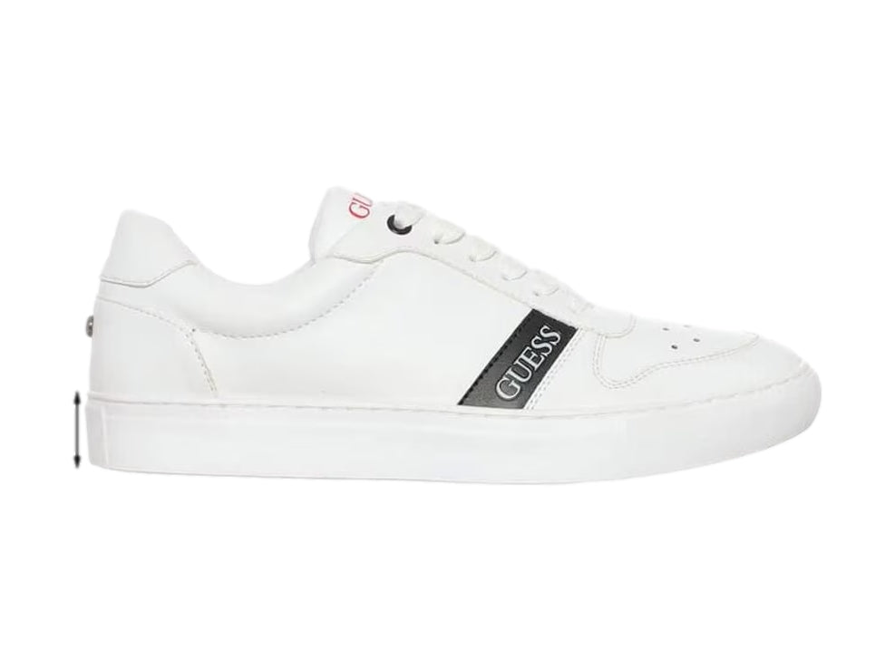 Tenis Guess color blanco con detalle negro lateral y suela blanca, estilo casual moderno.