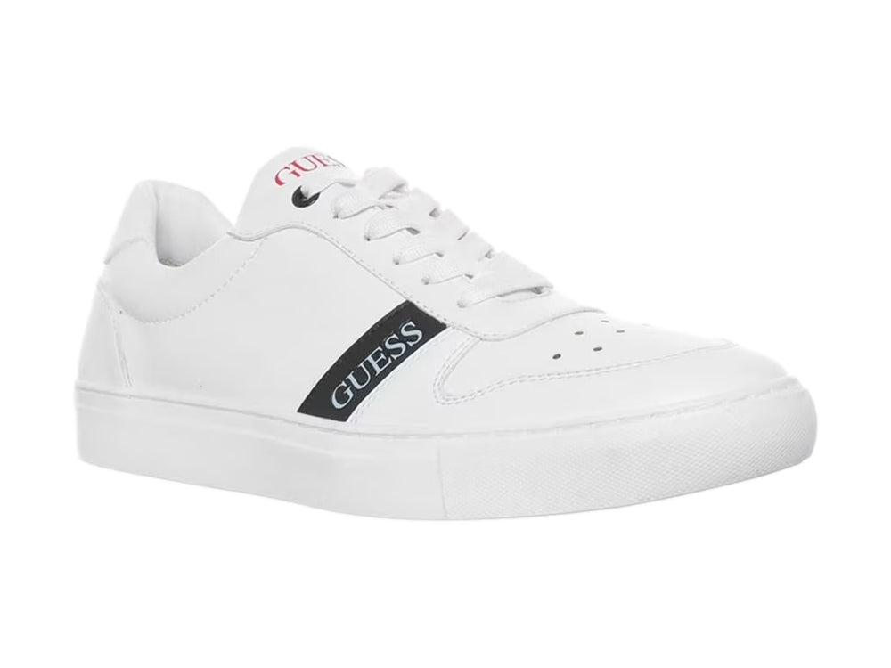 Tenis Guess color blanco con detalle negro lateral y suela blanca, estilo casual moderno.