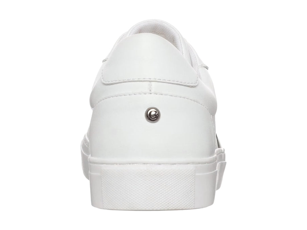 Tenis Guess color blanco con detalle negro lateral y suela blanca, estilo casual moderno.
