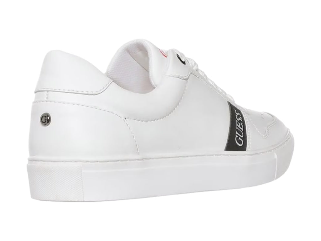 Tenis Guess color blanco con detalle negro lateral y suela blanca, estilo casual moderno.