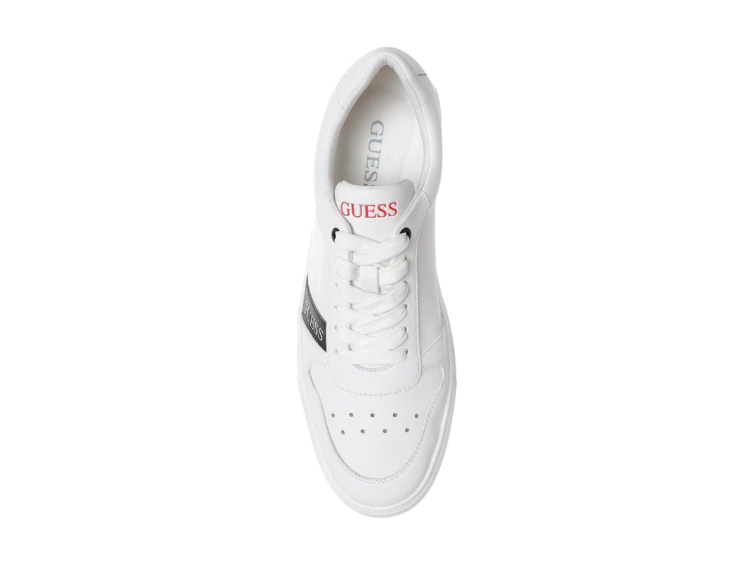Tenis Guess color blanco con detalle negro lateral y suela blanca, estilo casual moderno.