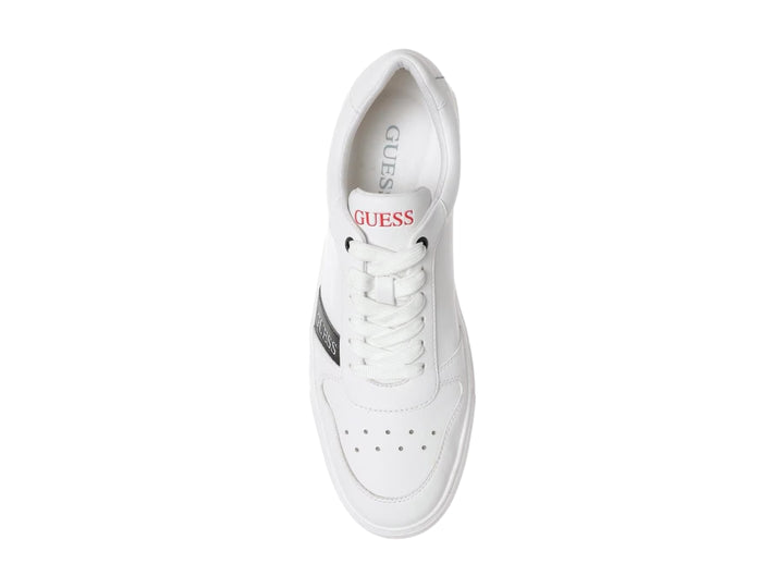 Tenis Guess color blanco con detalle negro lateral y suela blanca, estilo casual moderno.