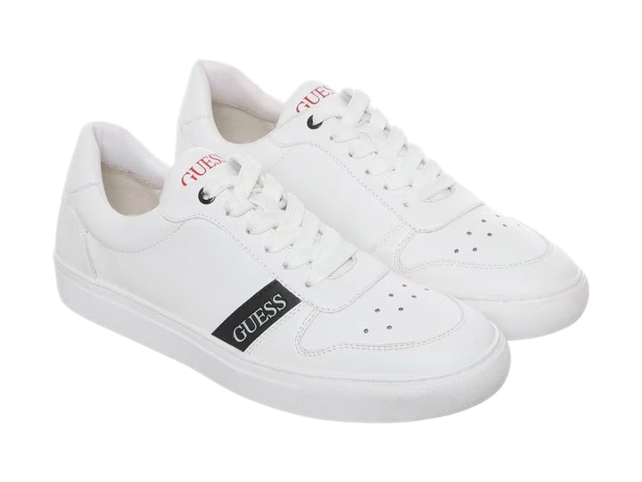 Tenis Guess color blanco con detalle negro lateral y suela blanca, estilo casual moderno.