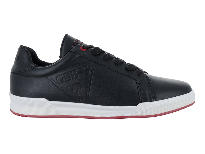 Tenis Guess color negro con suela blanca y detalle rojo en la base.