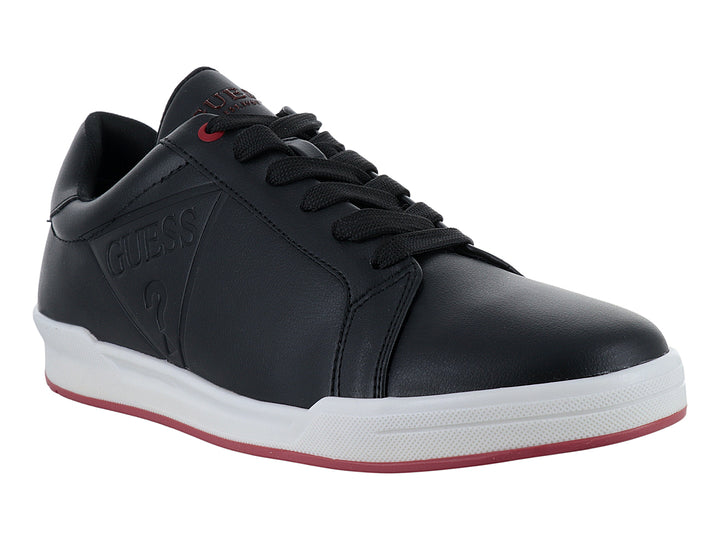 Tenis Guess color negro con suela blanca y detalle rojo en la base.
