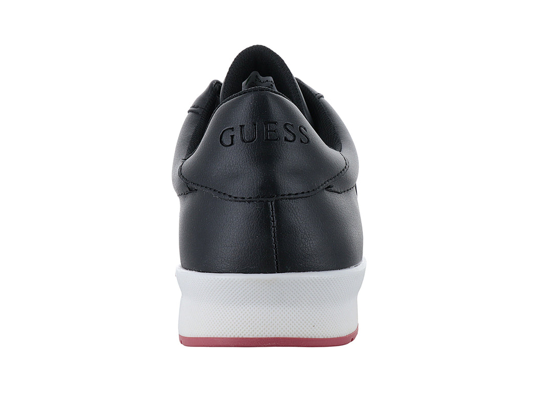 Tenis Guess color negro con suela blanca y detalle rojo en la base.