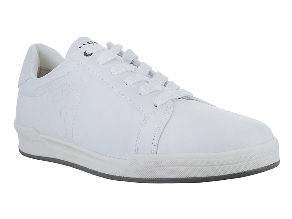 Tenis Guess color blanco para hombre con suela gris y logotipo grabado en el lateral.