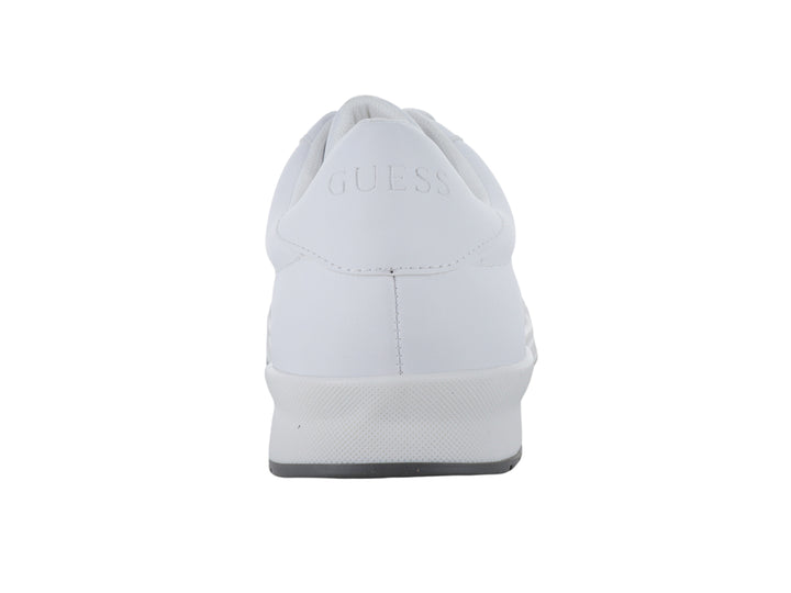 Tenis Guess color blanco para hombre con suela gris y logotipo grabado en el lateral.