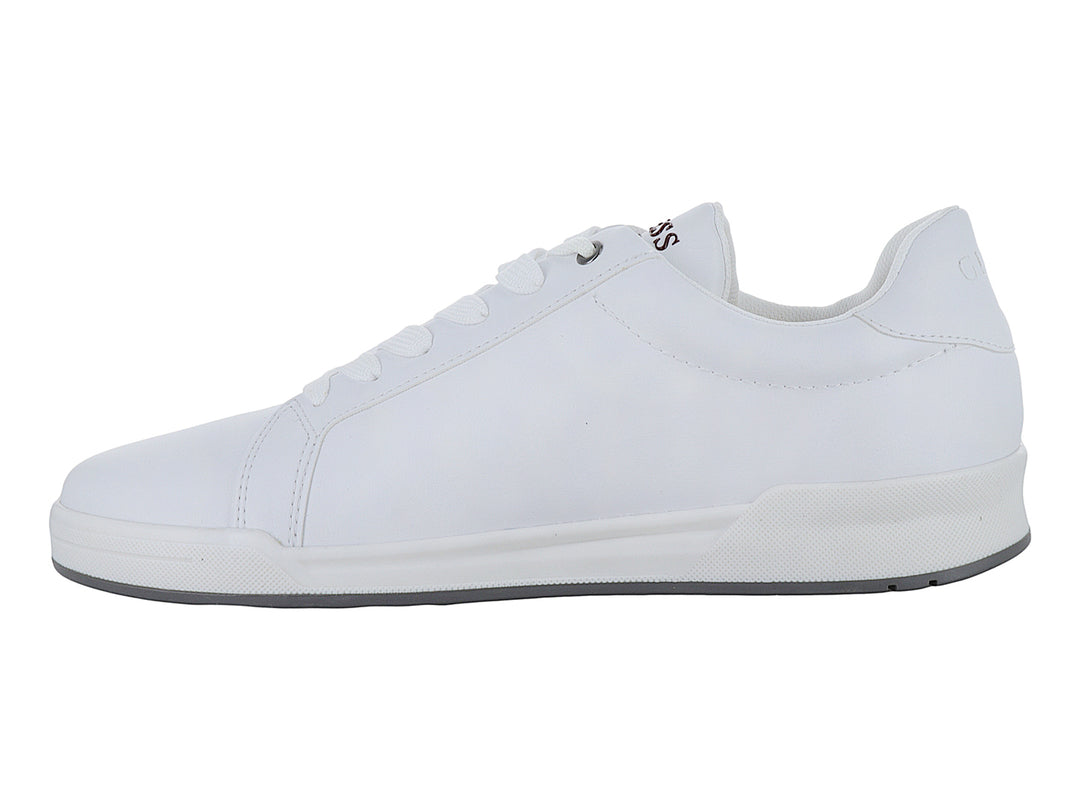 Tenis Guess color blanco para hombre con suela gris y logotipo grabado en el lateral.