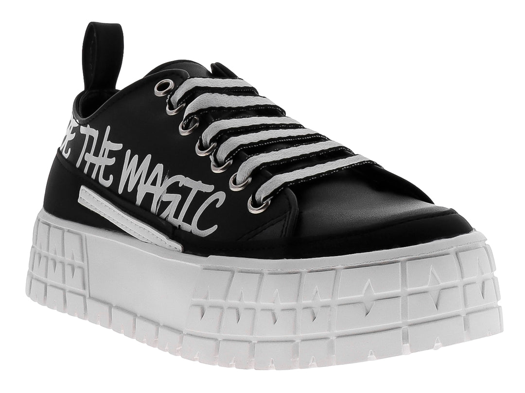 Tenis negros de plataforma con suela blanca gruesa y texto decorativo blanco en el lateral.